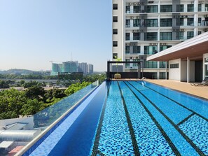 Infinity pool