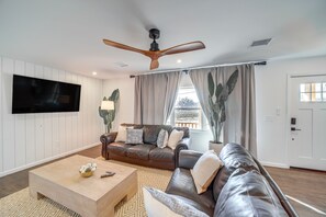 Living Room | Flat-Screen TV