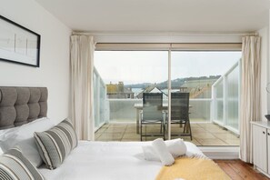 Bedroom with zip and link bed
