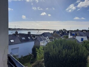 On voit la mer de toutes les chambres, et même du jardin, par-dessus les toits. 