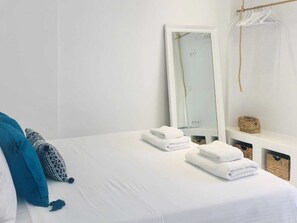 The double bed found in the seafront studio Casa Stheno in Naoussa. 