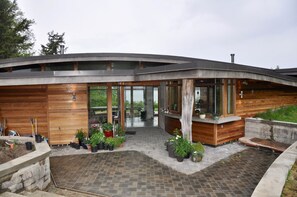 Front entry with views right through to the ocean.