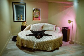 The Gold Room includes a round bed and mirrored ceiling.