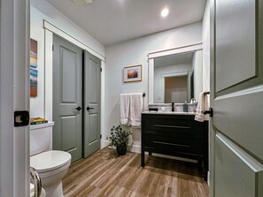 Main floor washroom/laundry