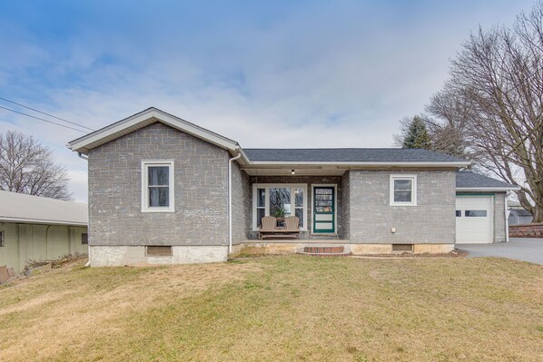 Schaefferstown Vacation Rental | 2BR | 1BA | Step-Free Access | 912 Sq Ft