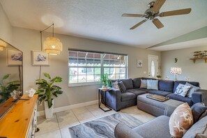 Living Room | Full Sleeper Sofa | Free WiFi | Central Heating & A/C | Smart TV