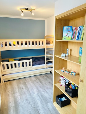 Kinderzimmer im EG mit Hochbett und einem dritten Ausziehbett