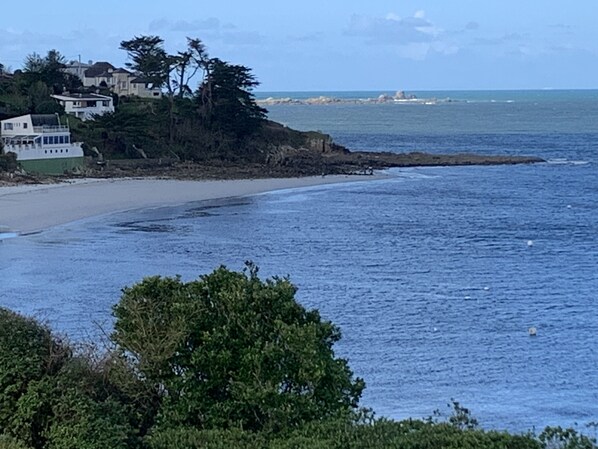 Vue du jardin sur l'entrée de l'Aber Benoit, l'endroit où le soleil se couche...