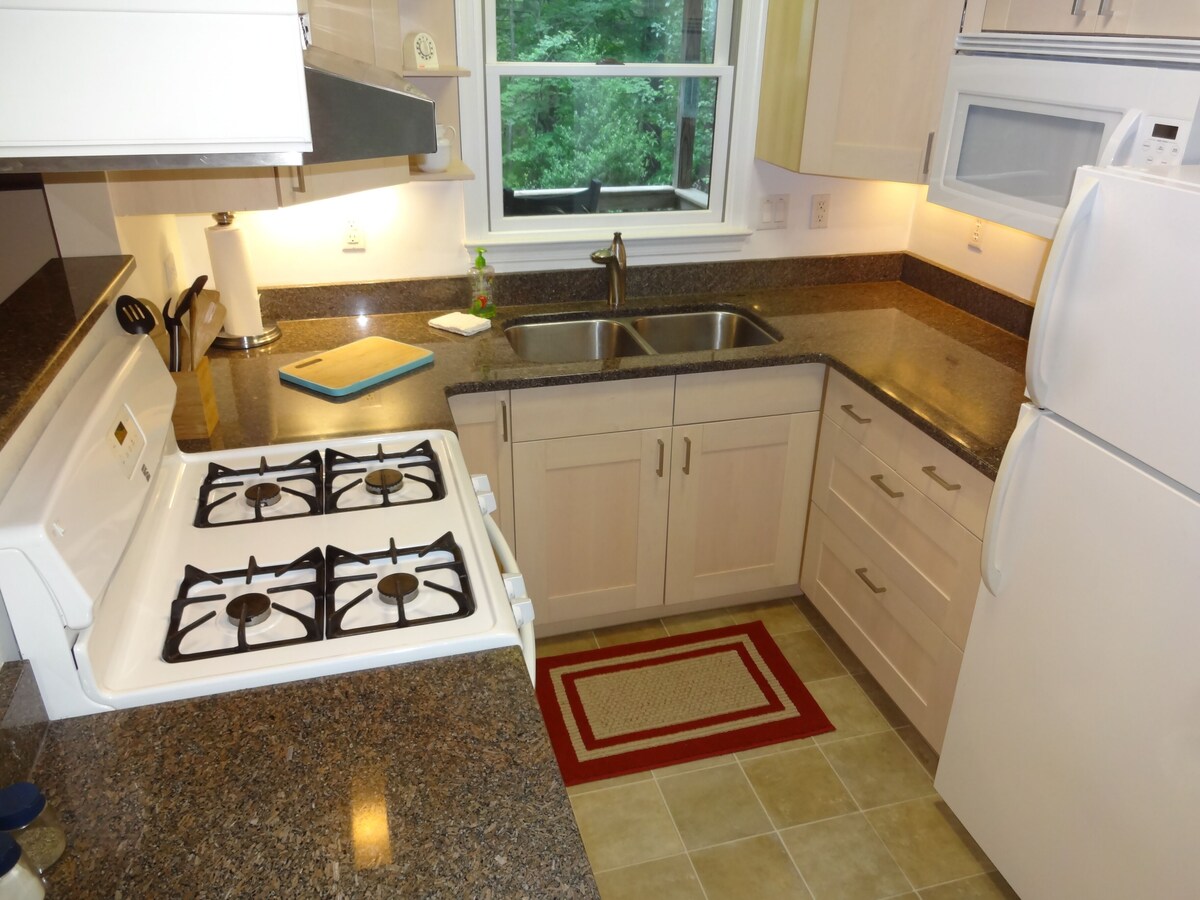 Fully equipped, romantic cabin for 2 in the Blue Ridge Mountains