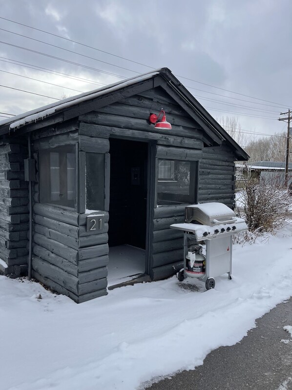 Cabin202120Exterior