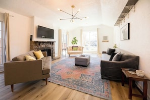 Spacious living room with plenty of seating and big windows letting lots of light in. Fireplace is non-functioning.
Smart TV