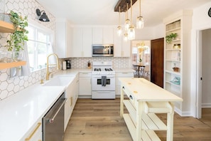 Newly remodeled, fully equipped kitchen