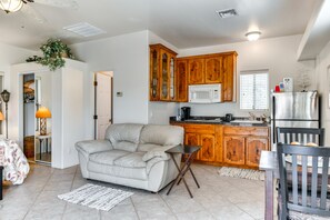 Studio | Dining Area | Kitchenette