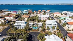 OUR BEAUTIFUL COMMUNITY! 3minute walk to the gulf/ 30 second walk to the sound!