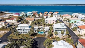OUR BEAUTIFUL COMMUNITY! 3minute walk to the gulf/ 30 second walk to the sound!