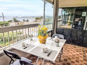Möbel, Tabelle, Interior Design, Stuhl, Wohnung, Küche & Esszimmer Tisch, Balkon, Schatten, Gartenmöbel, Tisch Im Freien