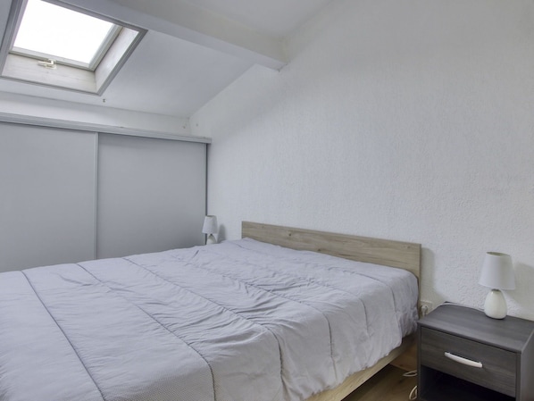 Möbel, Gebäude, Eigentum, Komfort, Holz, Bett, Bettrahmen, Fenster, Schatten