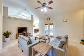 Living Room | Smart TV | Free WiFi | Central A/C & Heating