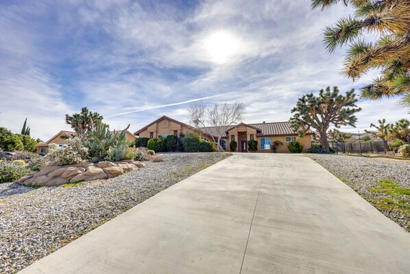 Yucca Valley Vacation Rental | 4BR | 3BA | 2,101 Sq Ft | Step-Free Entry