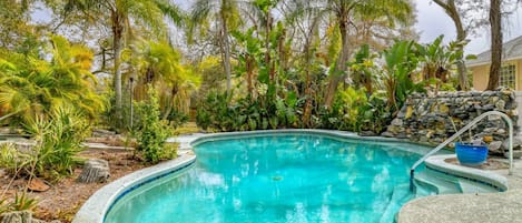 Relax after a long day in this luxurious oasis!