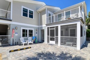 The studio apartment can be accessed through the exterior door inside the porch as well through an interior lockable door, perfect for large groups!