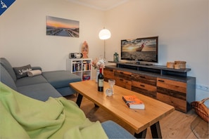 Wohnbereich mit Couch und TV