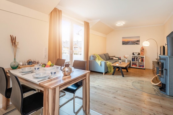Essbereich mit Blick ins Wohnzimmer