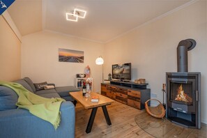 Wohnzimmer mit Couch und TV