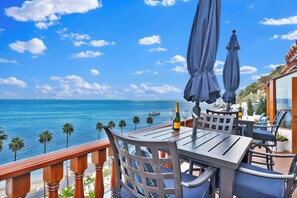 This past weekend we had the pleasure of staying in the villa located in a private gated community . It was a 5 star experience ! The community offered a wealth of amenities that made our stay exceptionally enjoyable. This villa is an exceptional choice for anyone looking for a blend of luxury, comfort and scenic  beauty. Highly recommend !