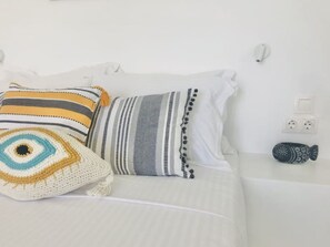 Casa Evriali: a seafront 1st floor studio in Naoussa, Paros - decor details