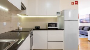 From morning brews to midnight snacks, our efficient kitchenette is your culinary haven throughout your stay. #CookingCorner #HomeAwayFromHome