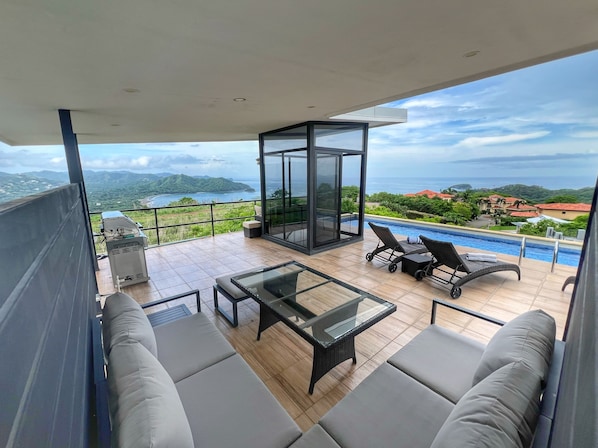  Vista Cacique's rooftop pool and covered lounge area is home to some of the best views around!  Relax on the loungers, dine or game at the large L-shaped dining set and grill up dinner on the BBQ.
