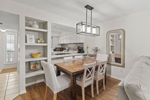 Spacious Dining Area For 6