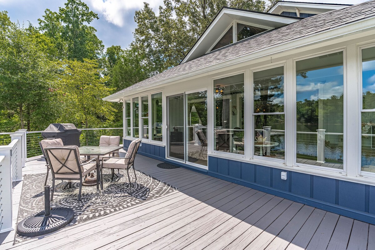 Lakefront cottage with private dock and optional pontoon rental