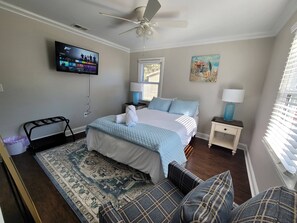 Main bedroom with a closet. Queen bed, Smart TV, night stands & luggage rack. 