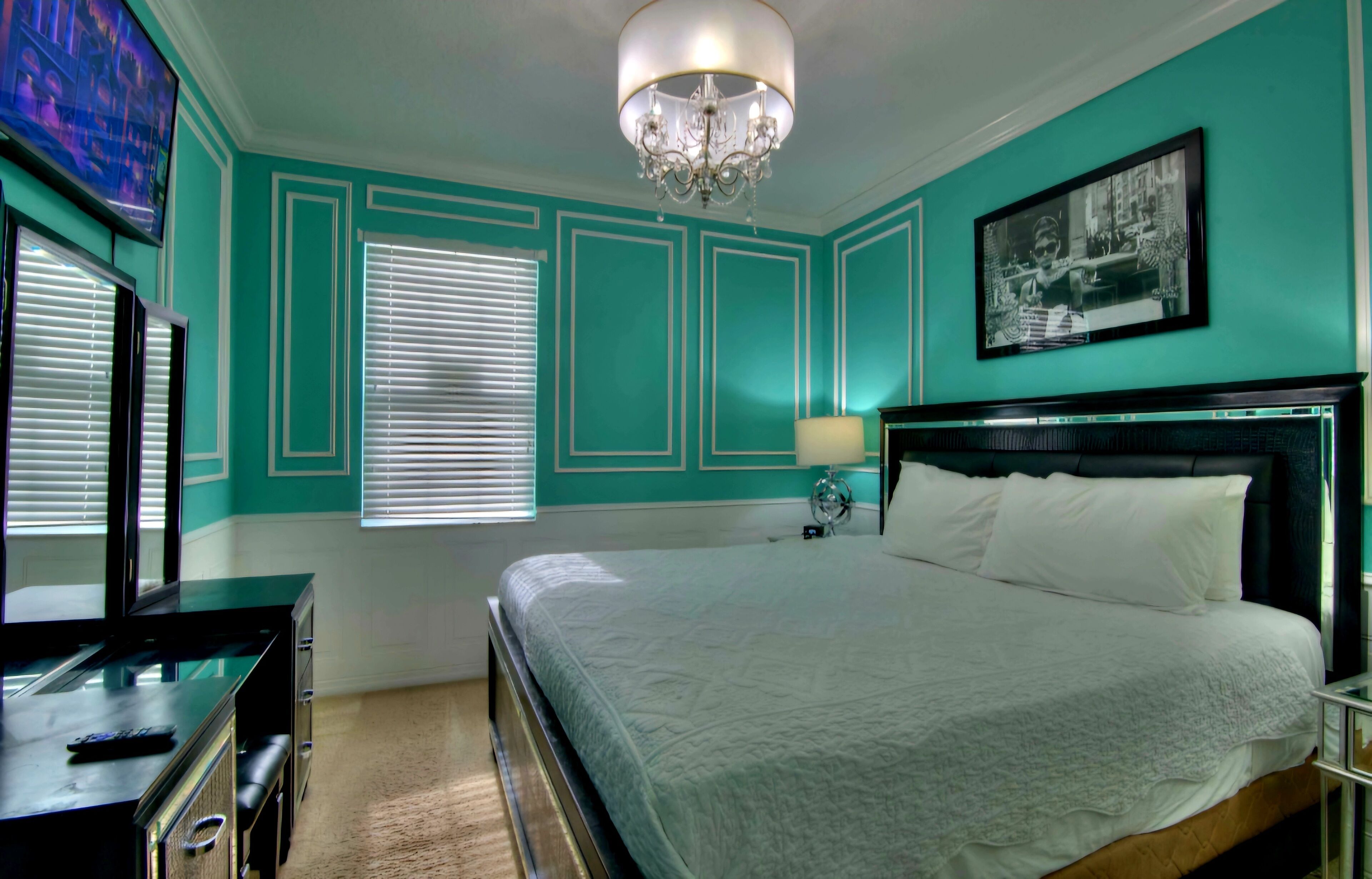 As seen on TV! Hollywood Bowling Villa, Sleeps 36 As seen on TV! Hollywood Bowling Villa, Sleeps 36
