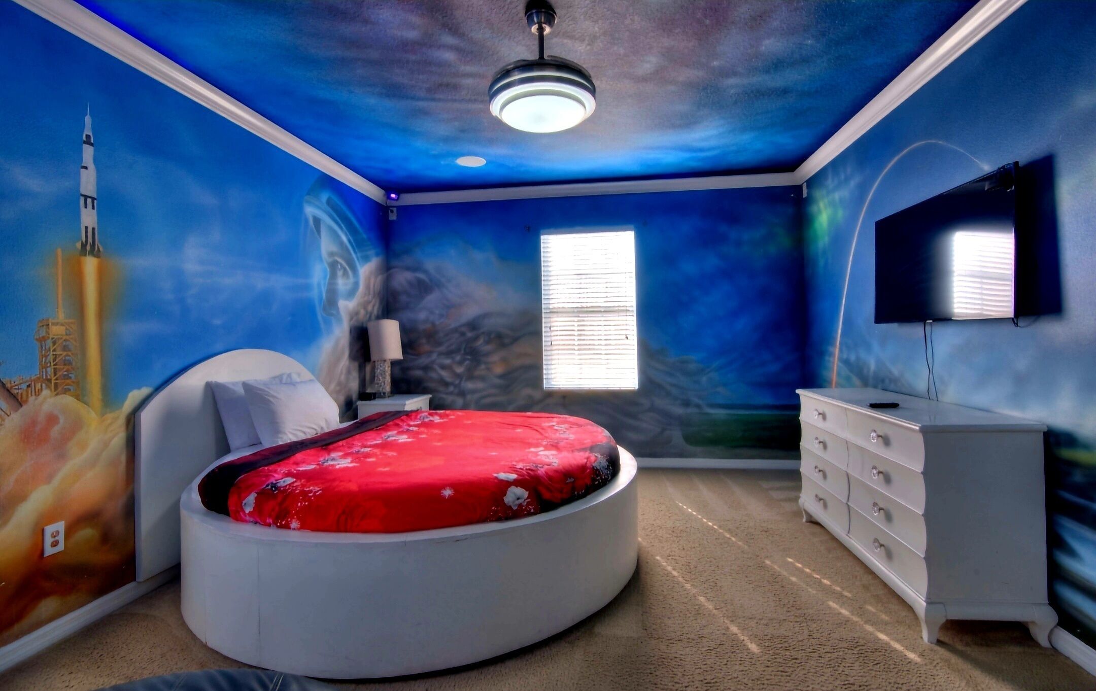 As seen on TV! Hollywood Bowling Villa, Sleeps 36 As seen on TV! Hollywood Bowling Villa, Sleeps 36