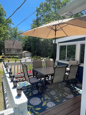 porch with table & chairs
