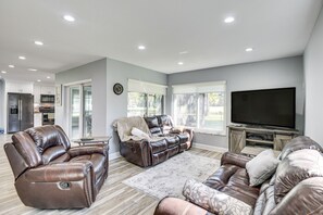 Living Area | Smart TV | Board Games