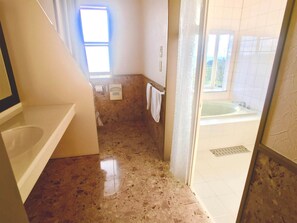・<Washroom> The bathroom and toilet are separate. There is also a large mirror, so you can prepare yourself perfectly!