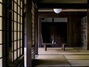 ・[Japanese-style room] The scent and feel of tatami mats will soothe you. You can lie down on the tatami and enjoy your time freely.
