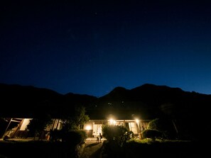 ・[Exterior] At night, you can see a sky full of stars. Why not enjoy country life full of nature to your heart's content?