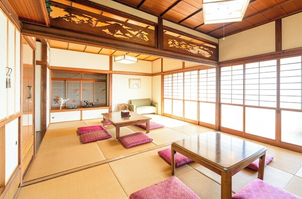 A spacious 14-tatami living room