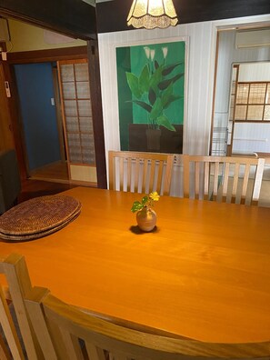 Dining space/Dinning table