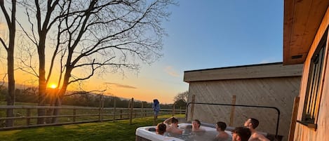 Hot Tub / whirlpool bath (Outdoor)