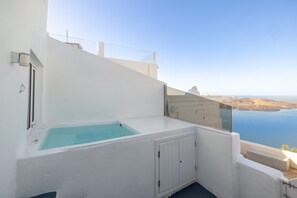 Bañera de hidromasaje al aire libre