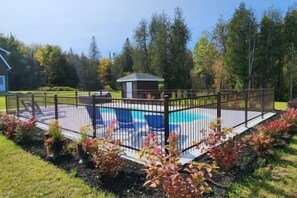 Shared swimming pool (available early june to late september) (1)