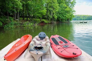 Enjoy the 2 host-provided kayaks and paddleboards on the dock.