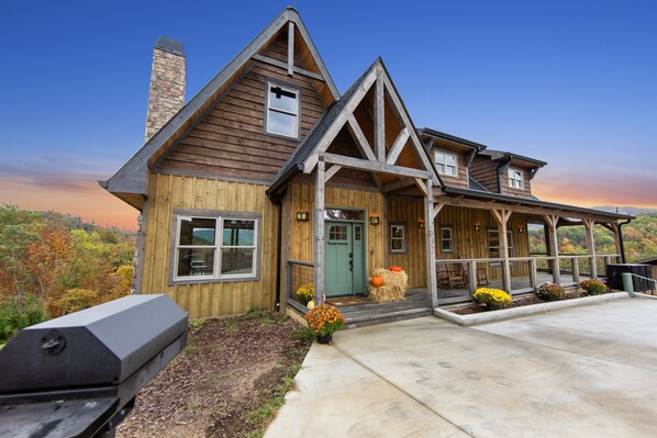 Welcome to Red Sky Rising! Step inside to be greeted by oversized sliding glass doors that open up to an expansive deck with breathtaking views of LeConte Mountain.