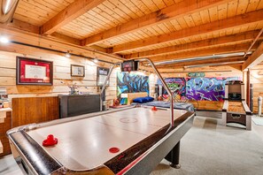 Game Room | 1st Floor | Air Hockey & Ski Ball Tables | Free WiFi | 2 Queen Beds